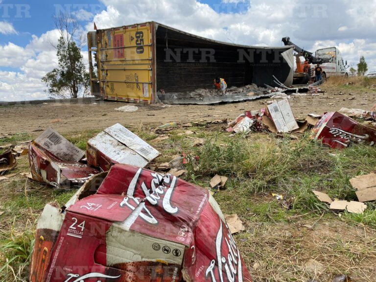 Se vuelca semirremloque cargado con cerveza; no hay heridos