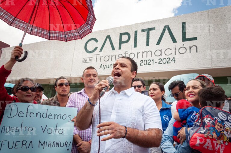 Protestan en alcaldía en apoyo a Varela