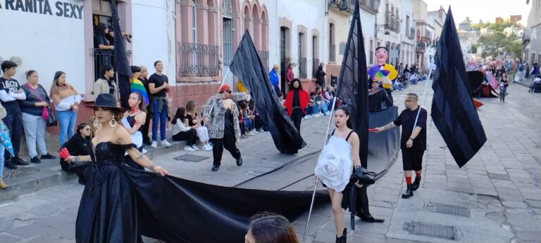 Visten de arcoíris el Centro Histórico