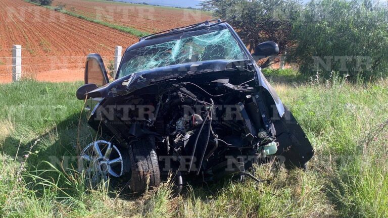Fuerte volcadura deja dos lesionados y pérdidas materiales