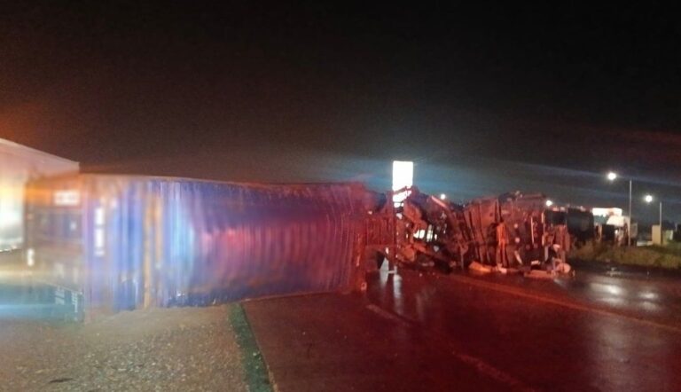 Vuelca tráiler en la carretera de cuota Zacatecas-Aguascalientes