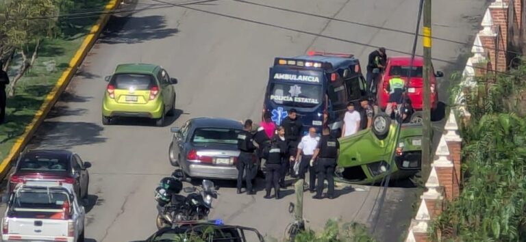 Vuelca conductor en calzada Solidaridad