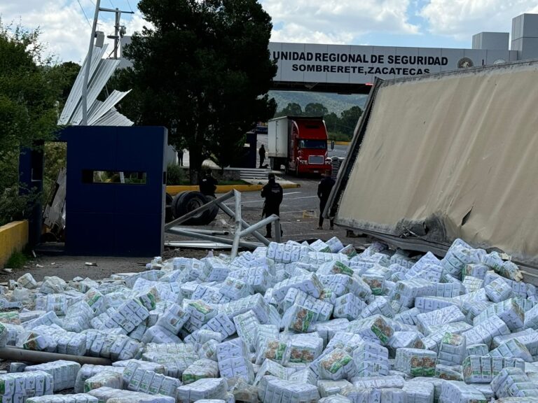 Volcadura de tractocamión deja a su operador lesionado