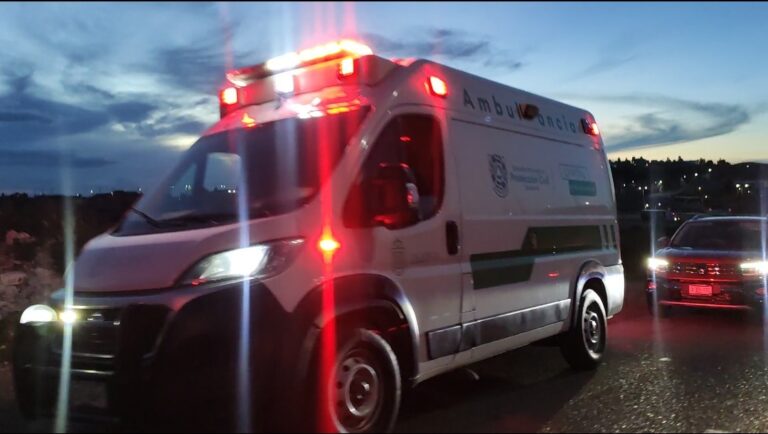 Rescatan a hombre que pretendía terminar con su vida en puente