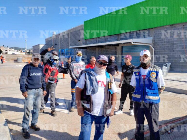Protestan trabajadores; les deben salario