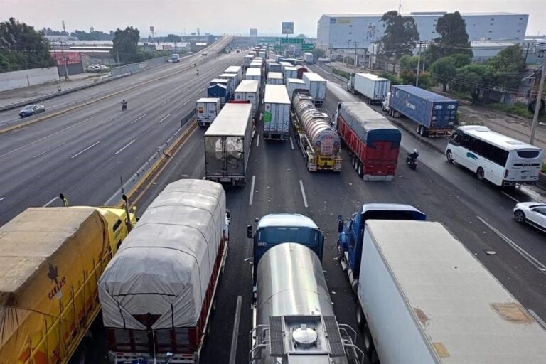 Bloquean ejidatarios la México-Puebla por tercer día