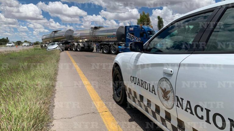 Choca contra tráiler por atravesarse en carretera federal 49