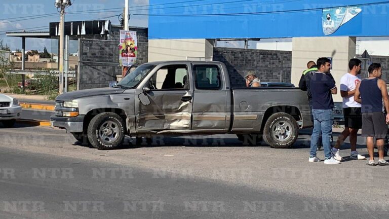 Choque en bulevar Jesús Varela Rico deja daños materiales