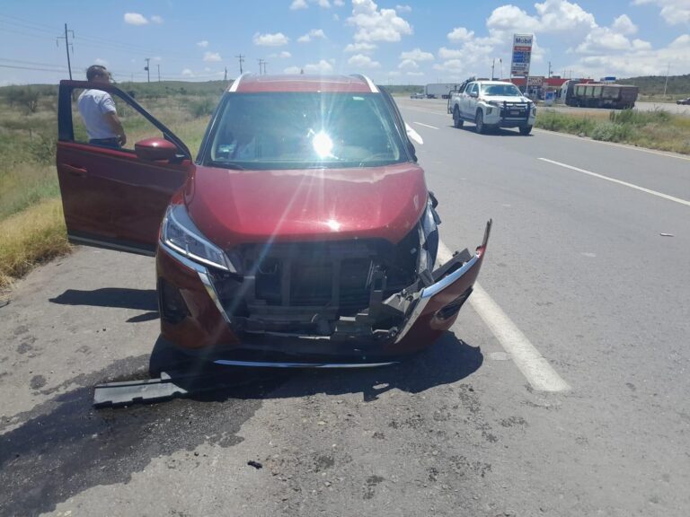Chocan sus vehículos adulto mayor y joven en carretera