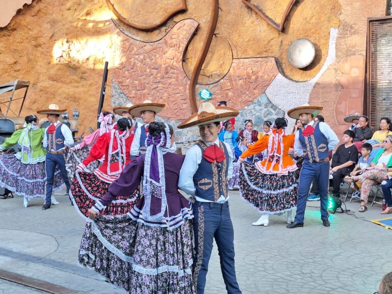 Disfrutan del baile en la Mina El Edén