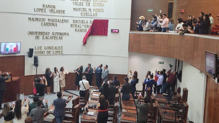 En letras doradas, la Normal Matías Ramos