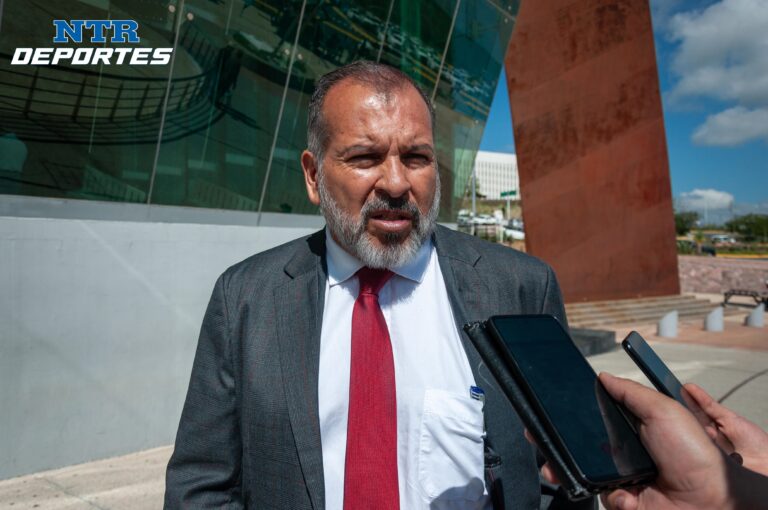 Entregan uniformes a atletas de Juegos Populares