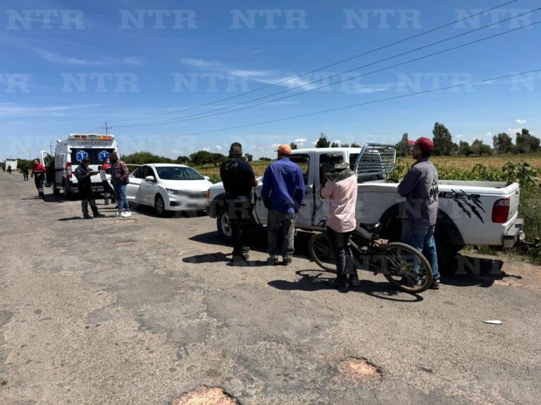 Intenta rebasar y choca dos vehículos