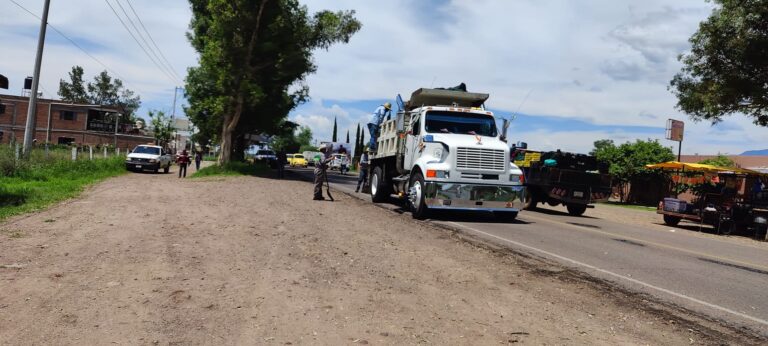 Reparan carreteras en Tlaltenango