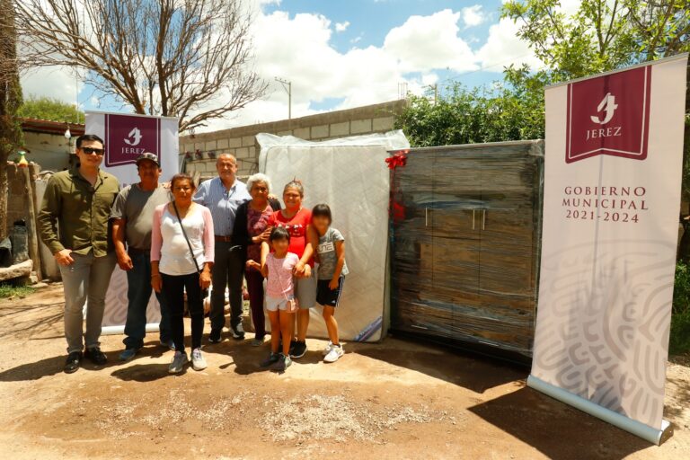Reponen muebles y enseres a afectados por lluvias