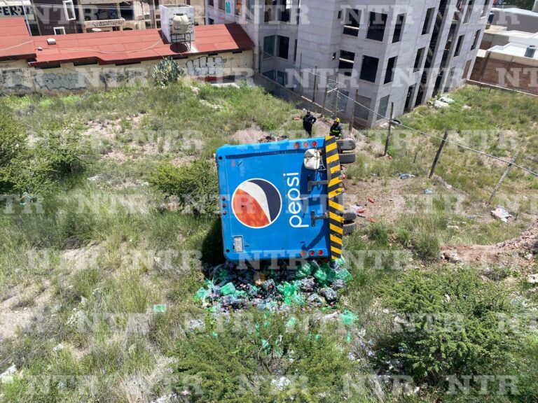 Se vuelca camión repartidor de refrescos