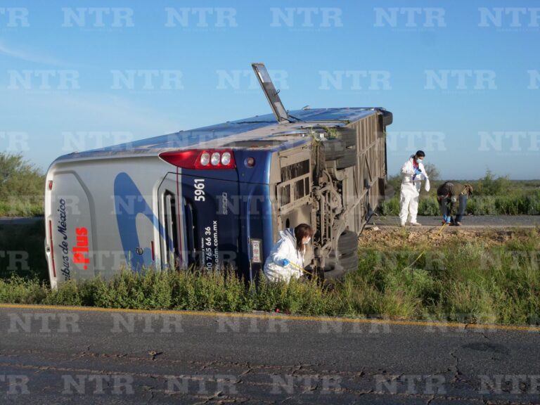 Vuelca autobús en la federal 54; hay 2 muertos
