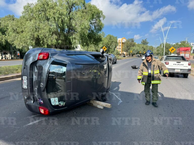 Vuelca su auto, choca vehículos y se da a la fuga