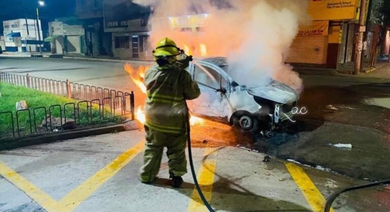Incendian vehículo; mueren dos mujeres calcinadas