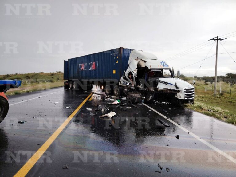 Choque entre tres unidades provoca cierre de autopista