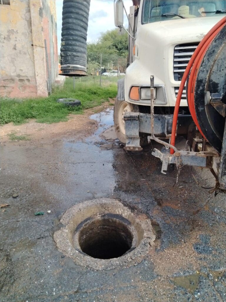 Colapsan líneas de drenaje por lluvias