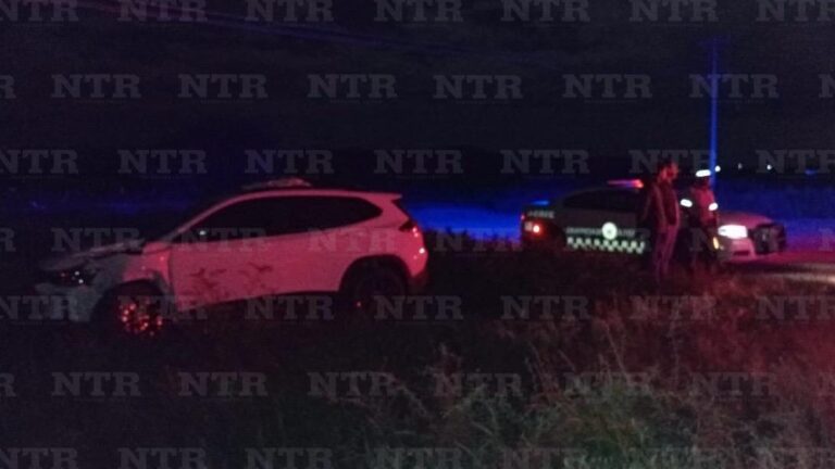 Chocan dos automóviles sobre carretera federal 45