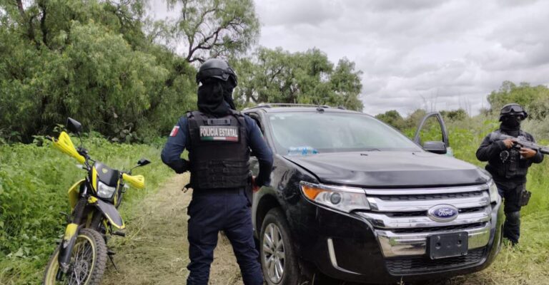Aseguran vehículos abandonados, equipo táctico y droga en comunidad La Laborcilla