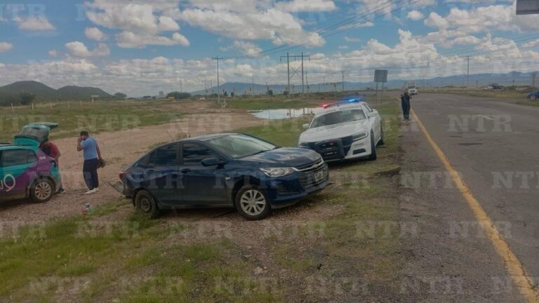 Chocan un vehículo y se dan a la fuga