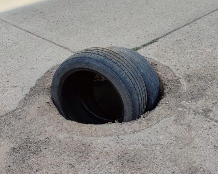 Denuncian accidentes por alcantarilla sin tapa en colonia La Paz
