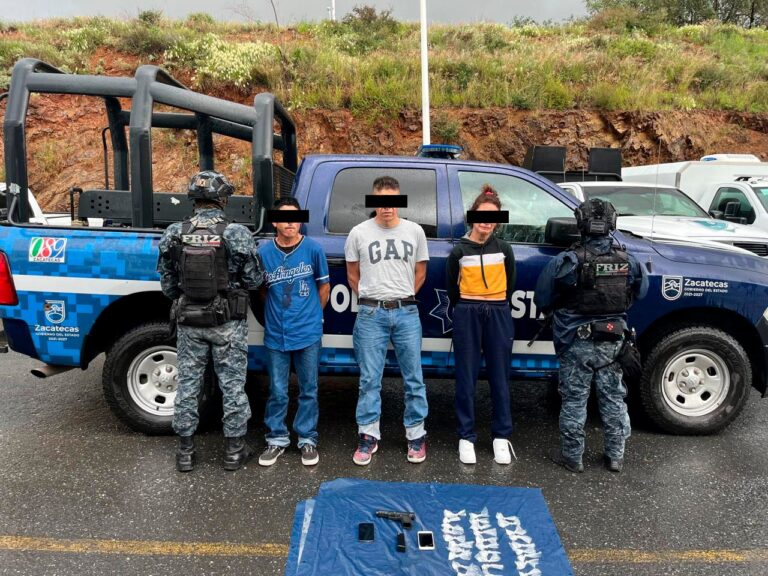 Detienen a tres personas por posesión de arma y probable droga