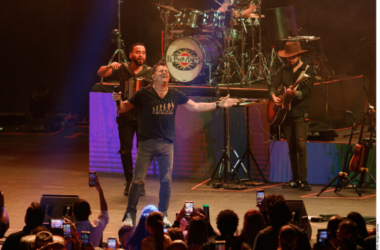 Entrega Carlos Vives lo mejor de su vallenato en el Telmex