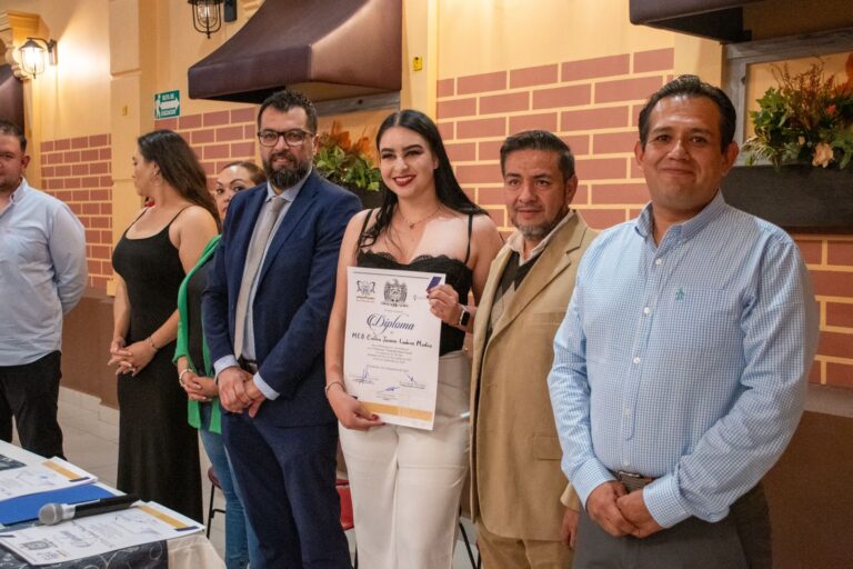 Entregan diplomas en UAO