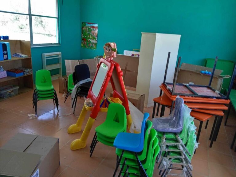 Entregan lotes de mobiliario y equipamento a CAIC