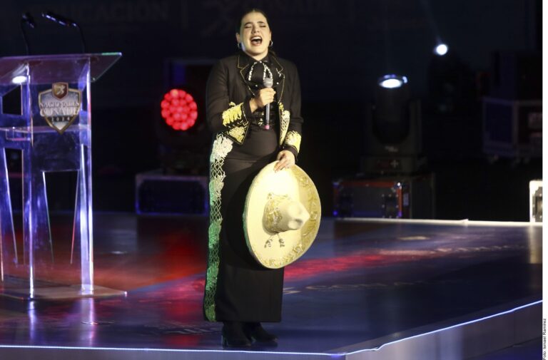 ¡Error! Cambia Camila Fernández la letra del Himno Nacional