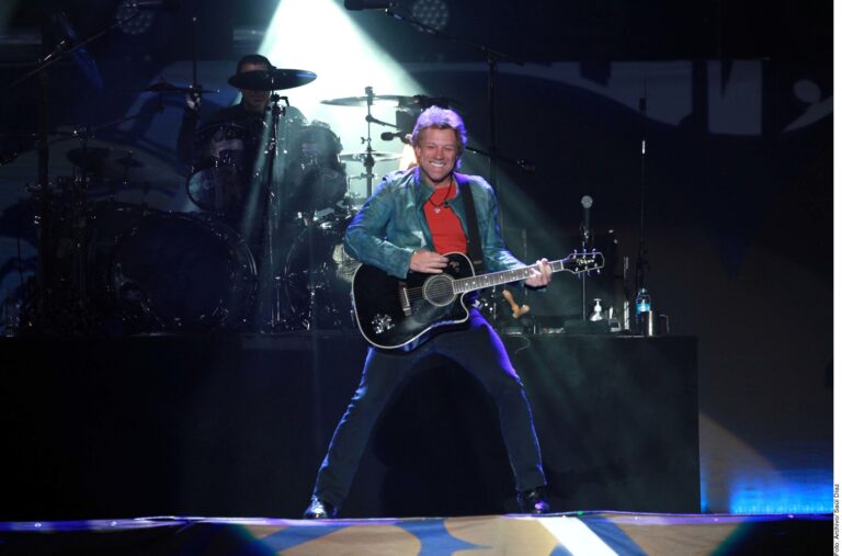 Evita el rockero Bon Jovi que mujer se aviente de un puente