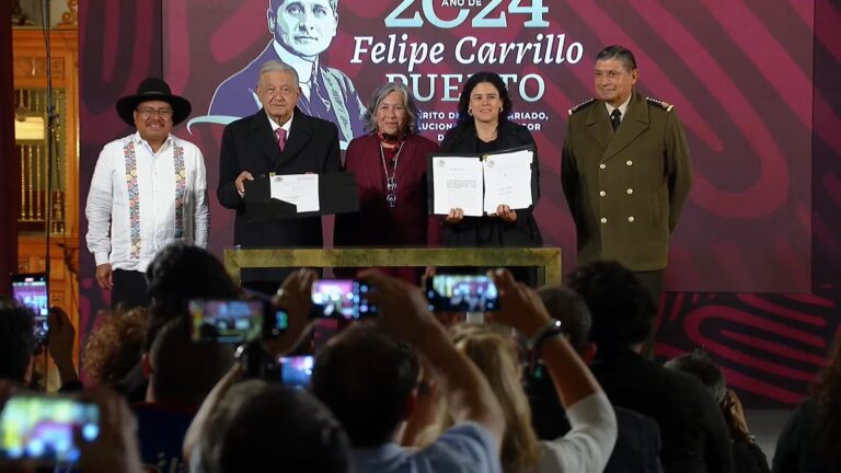 Firma AMLO reformas de GN y pueblos indígenas