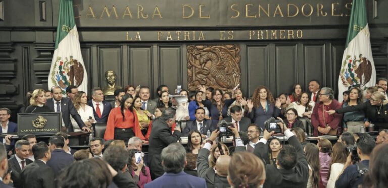 Pasan reforma entre protestas