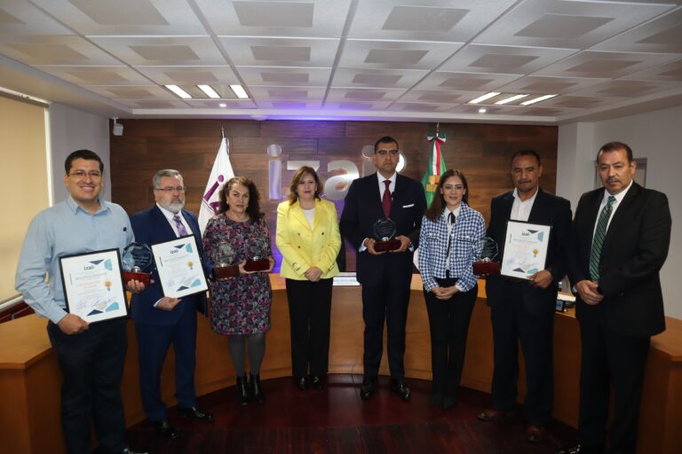 Premia Izai a instituciones