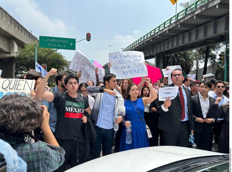 Protestan estudiantes afuera de sede alterna