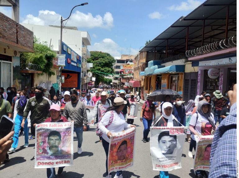 Reprochan a AMLO no indagar a Ejército por Ayotzinapa