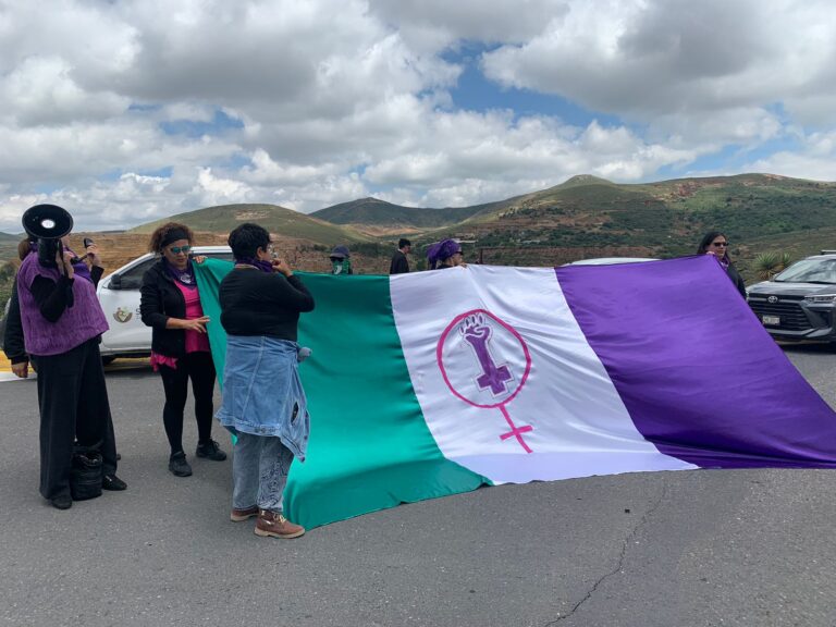Feministas protestan en 3er informe