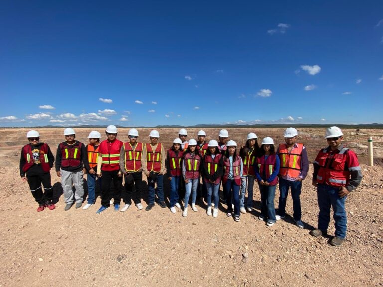Visitan estudiantes Orla Camino Rojo