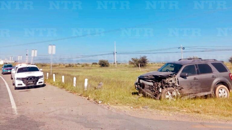 Choque entre camioneta y tractocamión deja solo daños materiales