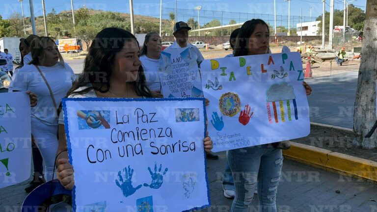 Desfilan niños en pro de la paz