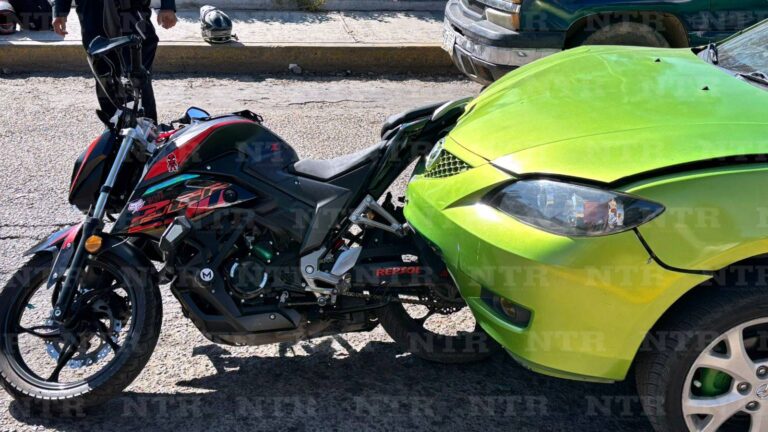 Choca automóvil a motociclista en la Hombres Ilustres