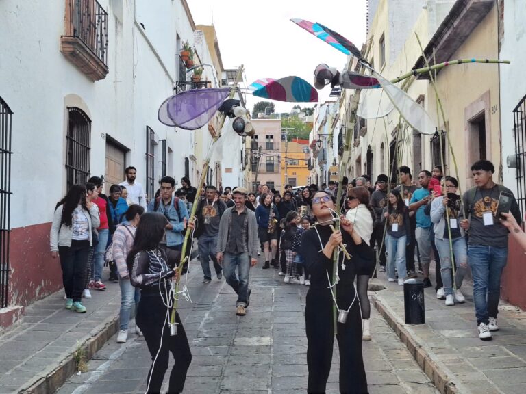 Vuelan libélulas títeres por el Centro Histórico