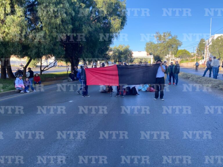 Bloquean el bulevar profes del Conalep