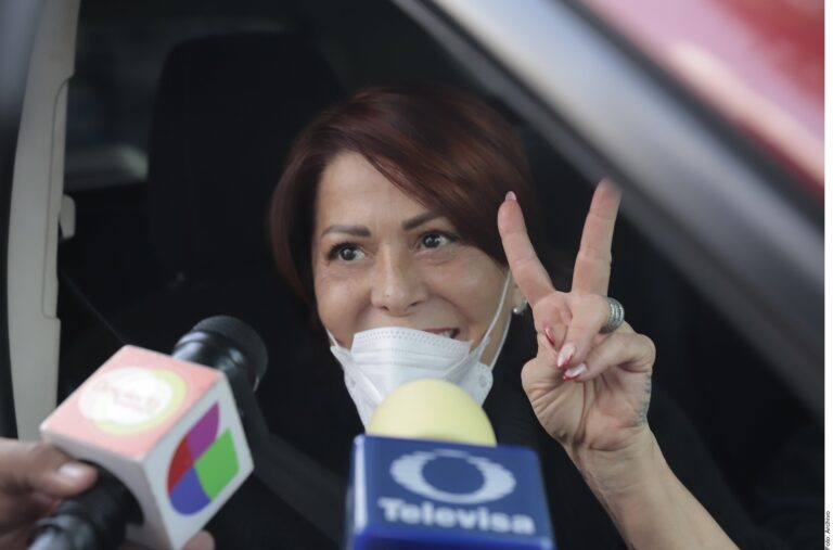 Alejandra Guzmán cae en el aeropuerto por supuesta ebriedad