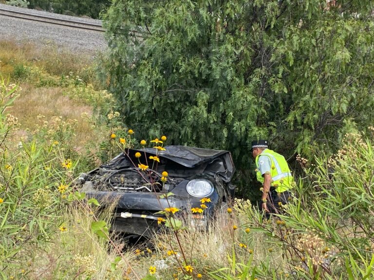 Cae auto a barranca en bulevar Bicentenario; hay tres menores heridos