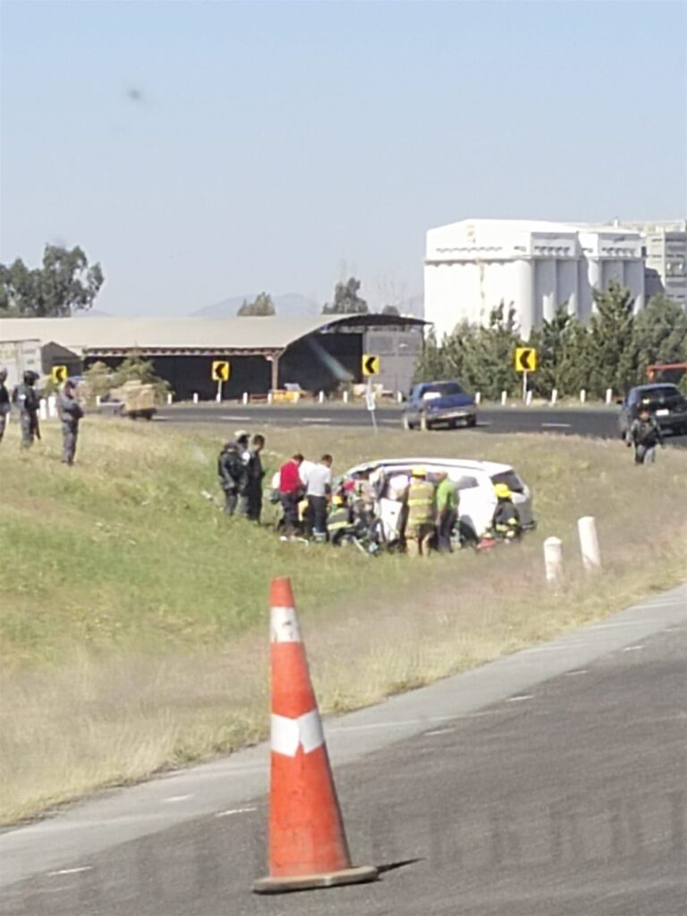 Chocan camioneta y tráiler en federal 45D; hay cinco heridos